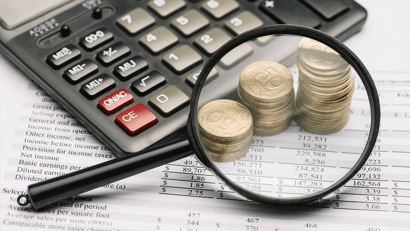 Calculadora e lupa representando contabilidade