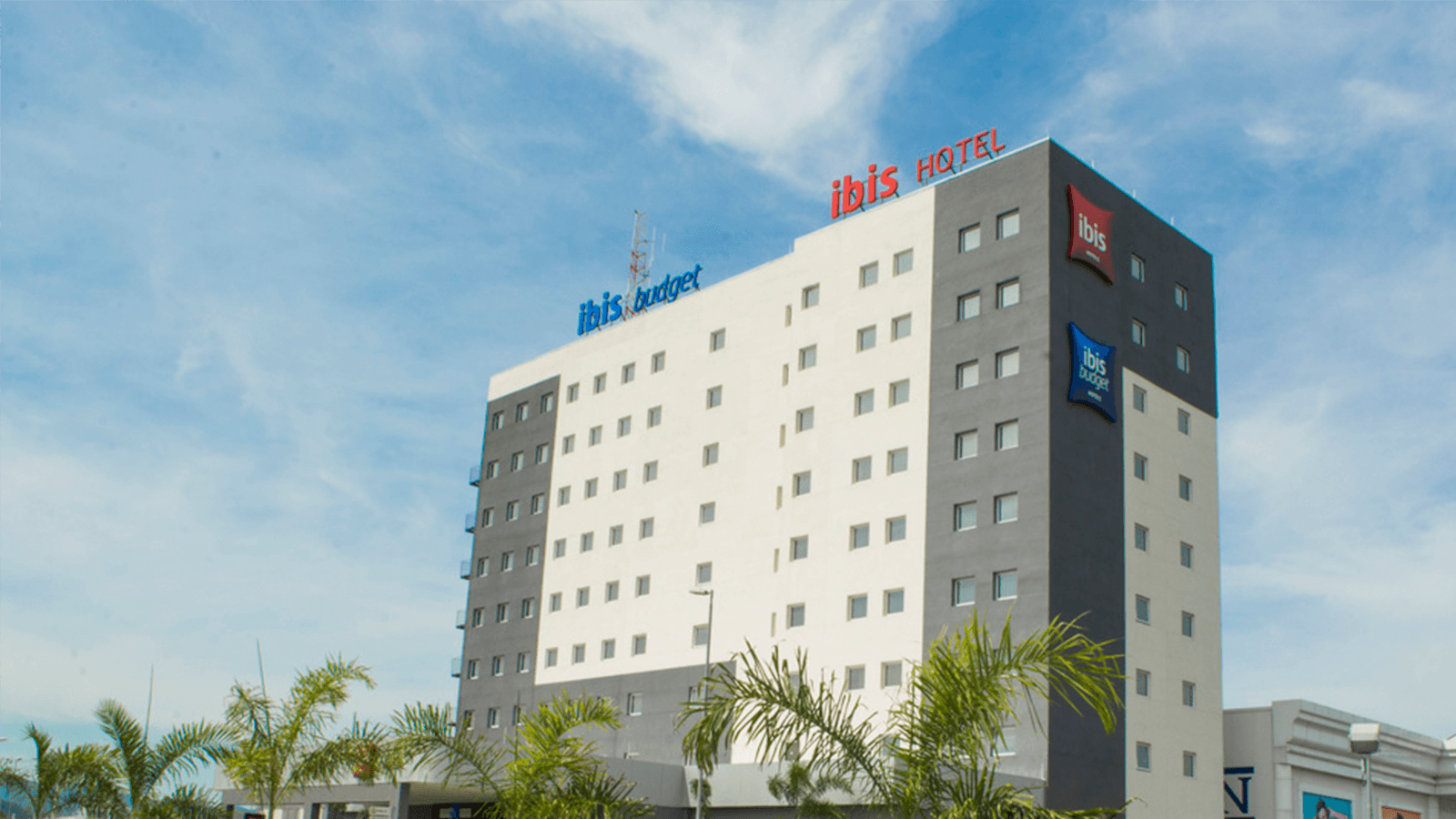 Fachada do Hotel ibis